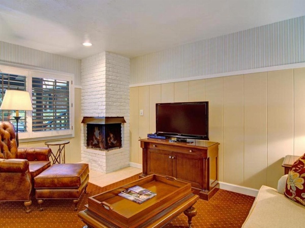 Wayside Inn image 16